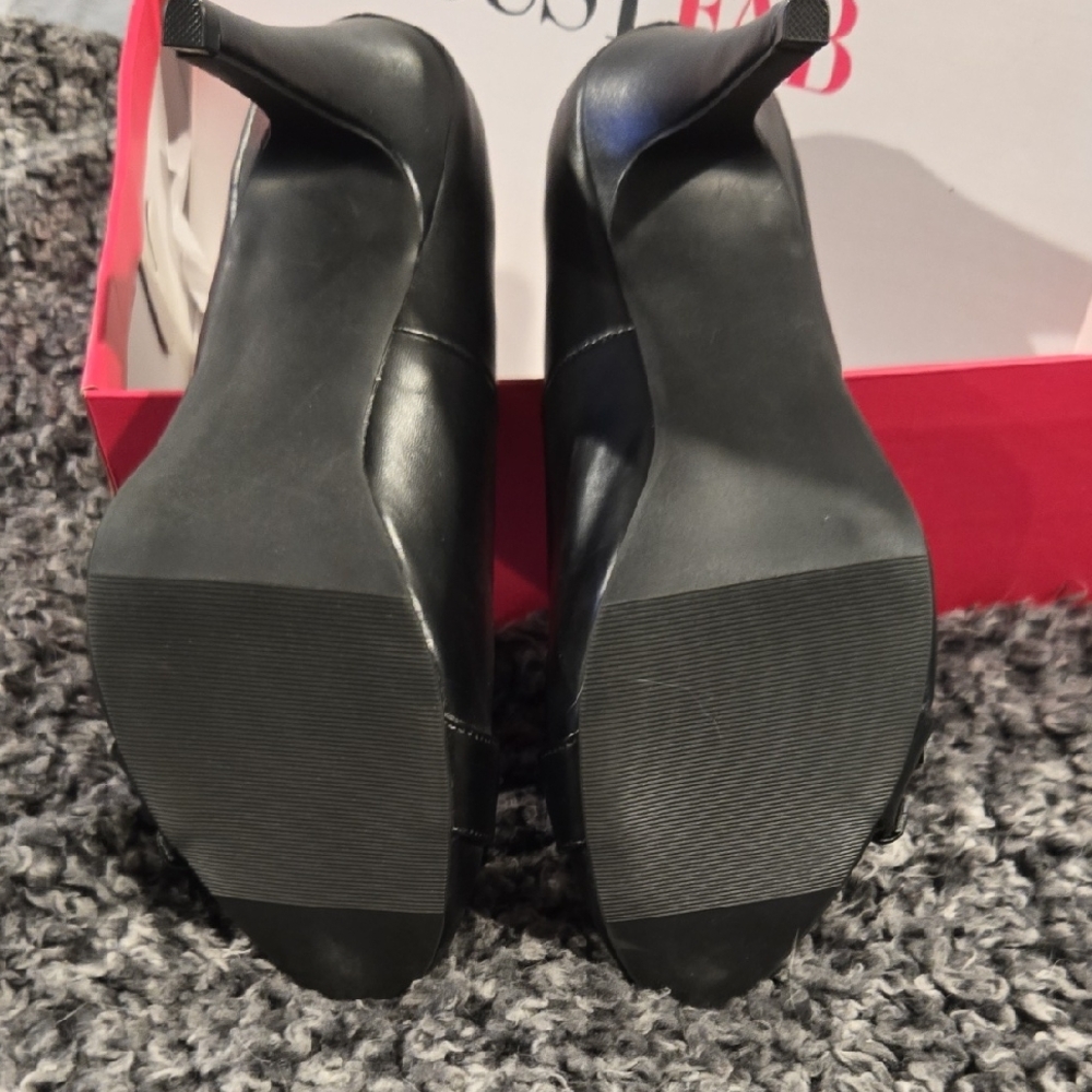 JustFab Black and Gold Heels with Elegant Design - Picture 2 of 10
